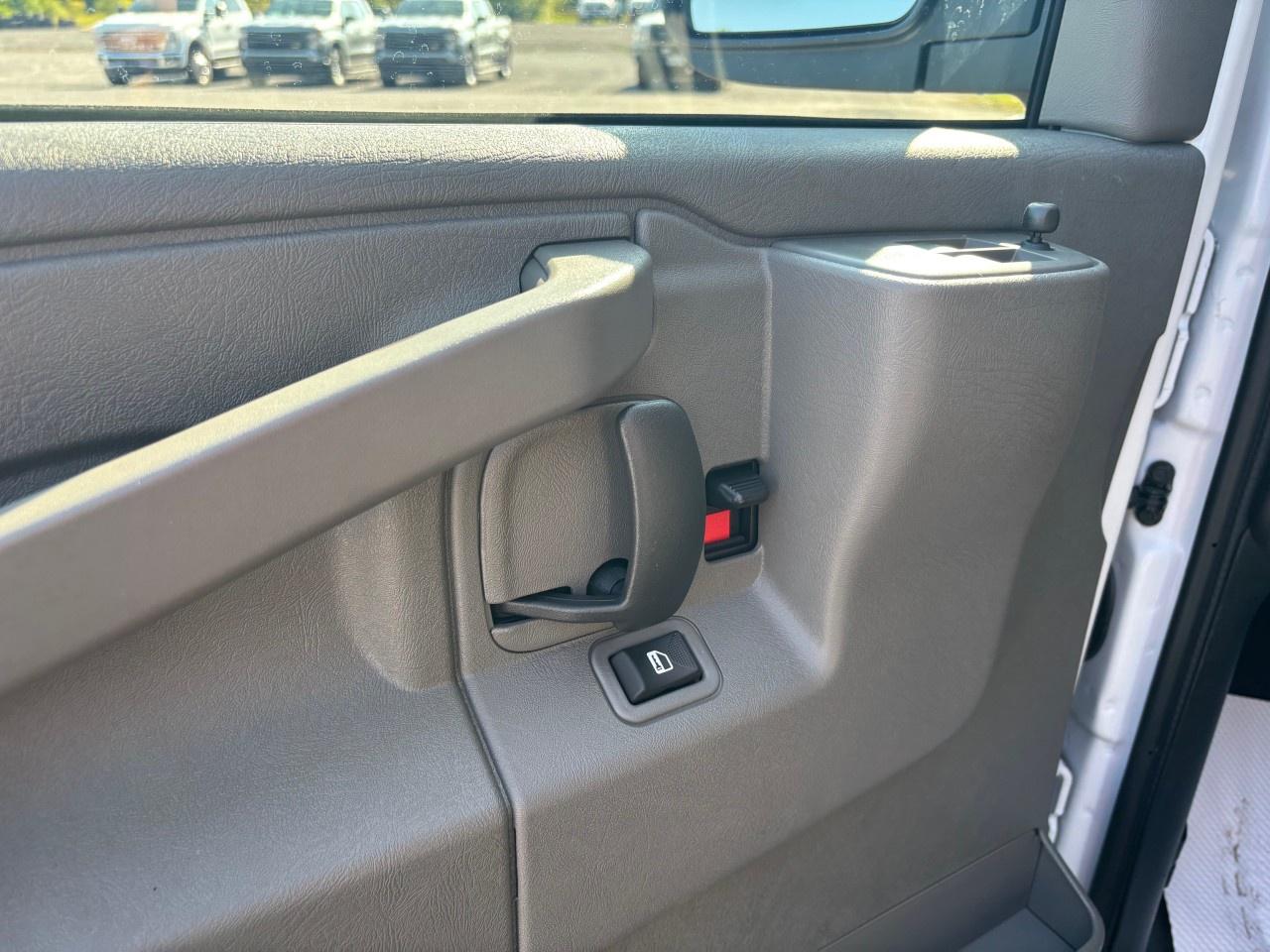 2025 GMC Savana Cargo Van 3500 Extended Wheelbase Rear-Wheel Drive Photo