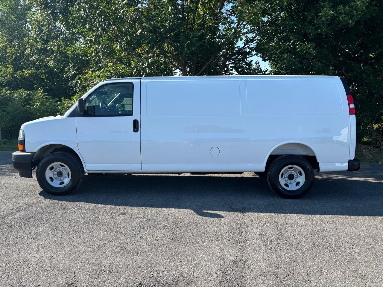 2025 GMC Savana Cargo Van 3500 Extended Wheelbase Rear-Wheel Drive Photo