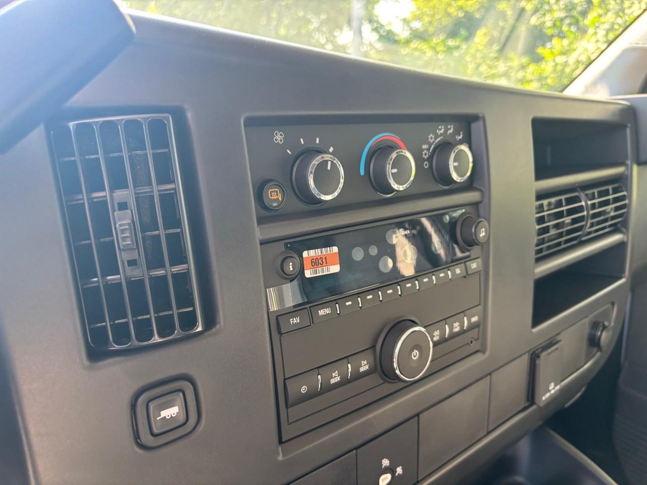 2025 GMC Savana Cargo Van 3500 Extended Wheelbase Rear-Wheel Drive Photo