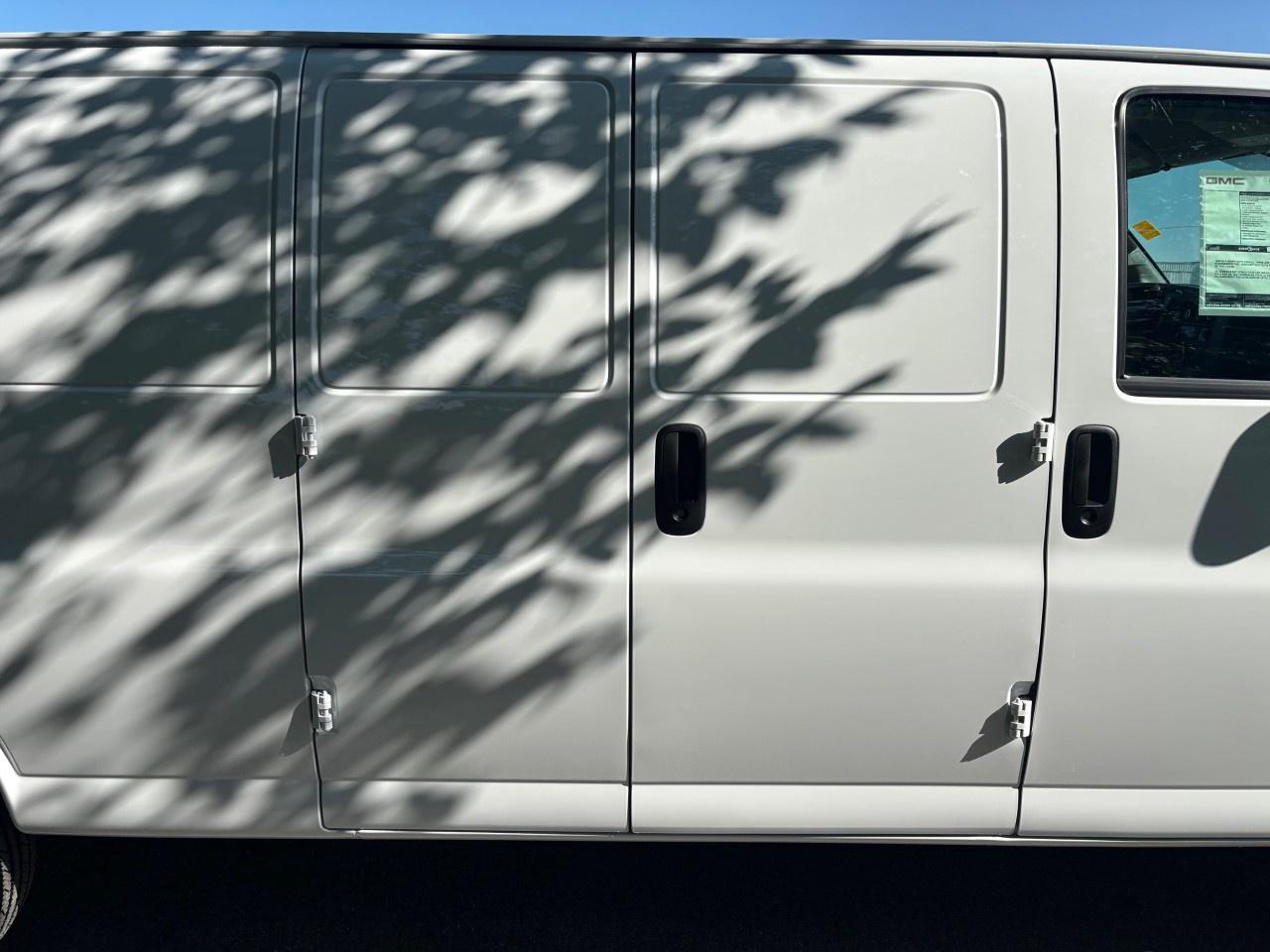 2025 GMC Savana Cargo Van 3500 Extended Wheelbase Rear-Wheel Drive Photo