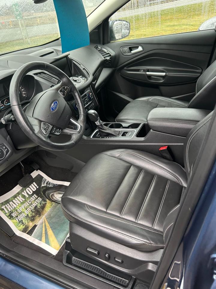 2018 Ford Escape Titanium 4dr 4x4 Photo4