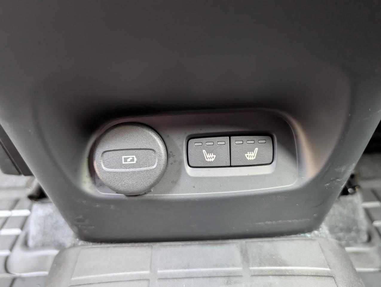 2023 Volvo XC40 B5 Plus Bright Theme 4dr All-Wheel Drive Sport Utility Photo