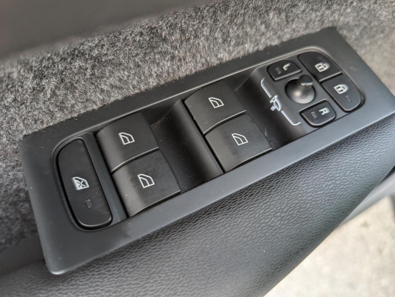 2023 Volvo XC40 B5 Plus Bright Theme 4dr All-Wheel Drive Sport Utility Photo