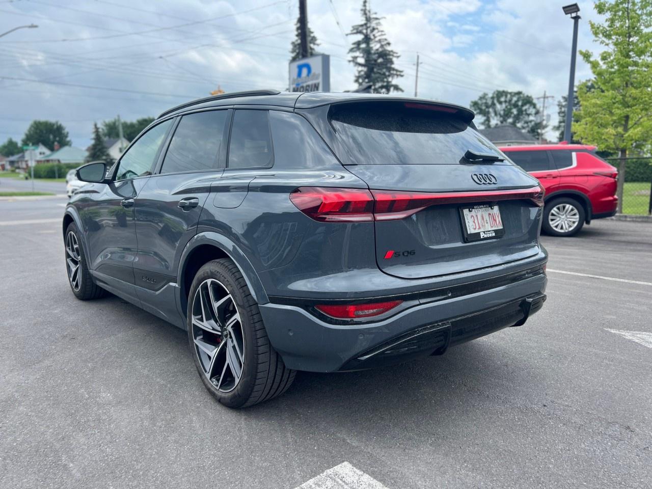 2025 Audi SQ6 e-tron quattro Technik Photo2