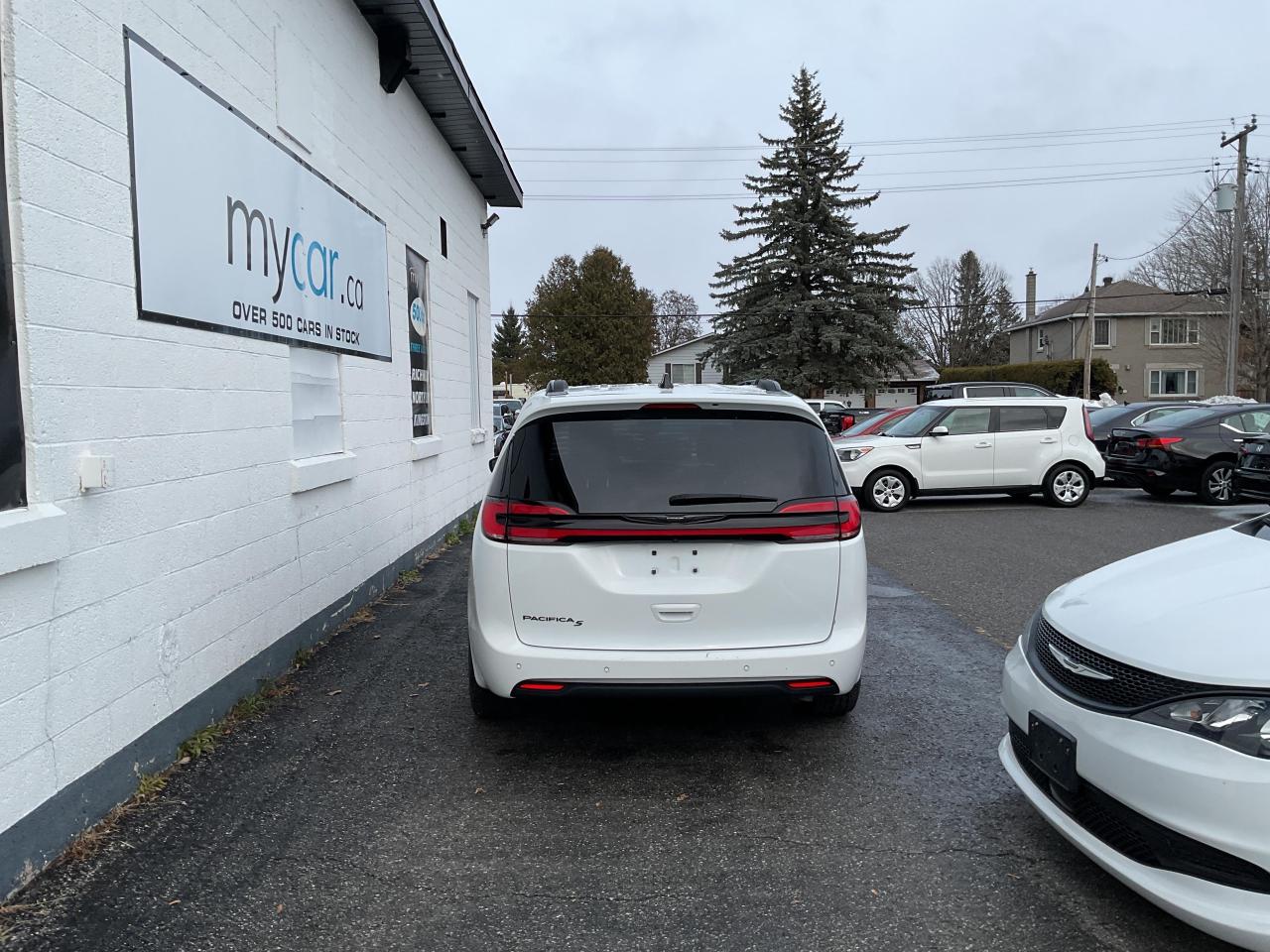 2023 Chrysler Pacifica Touring-L Front-Wheel Drive Passenger Van Photo