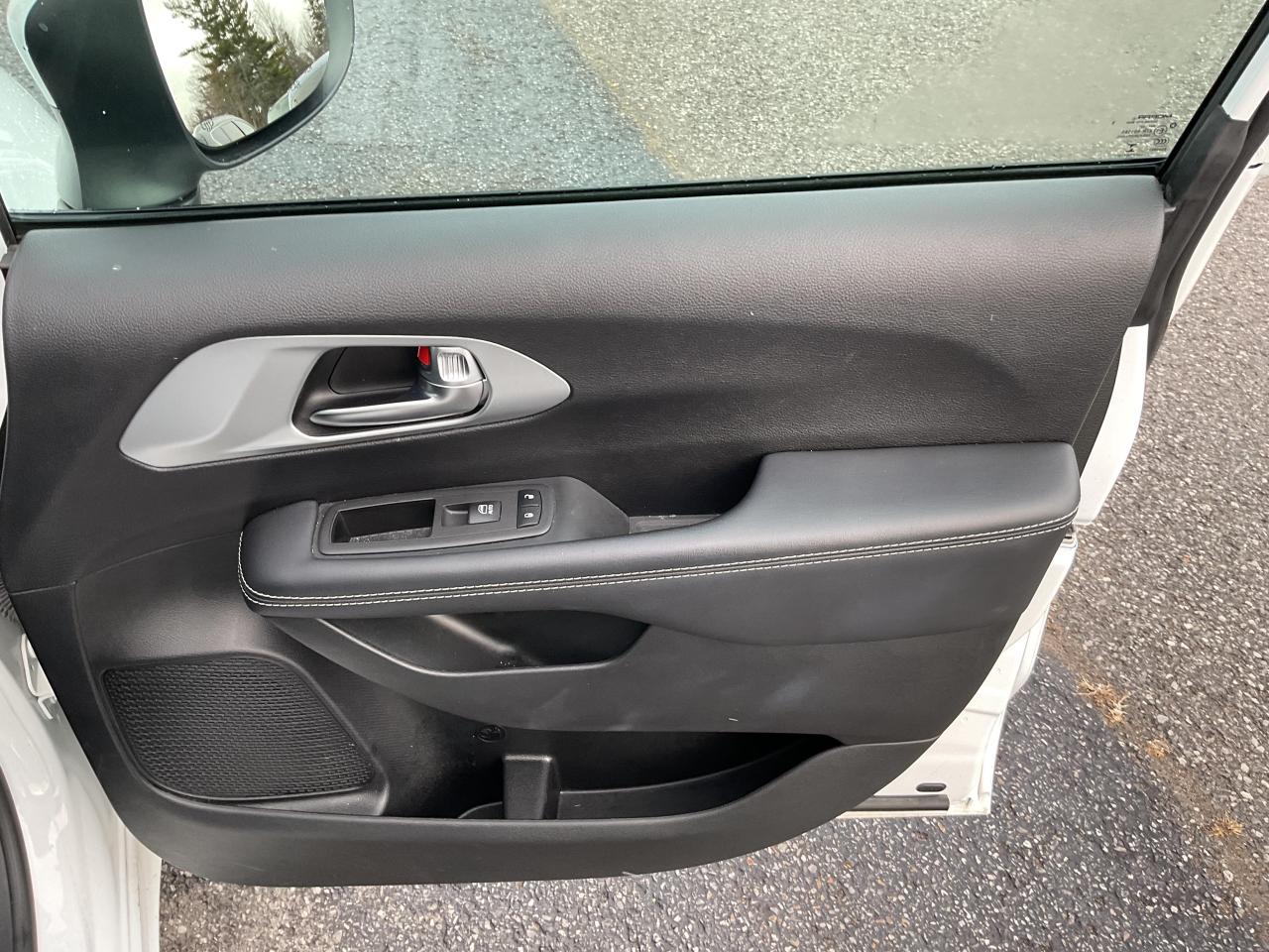 2023 Chrysler Pacifica Touring-L Front-Wheel Drive Passenger Van Photo