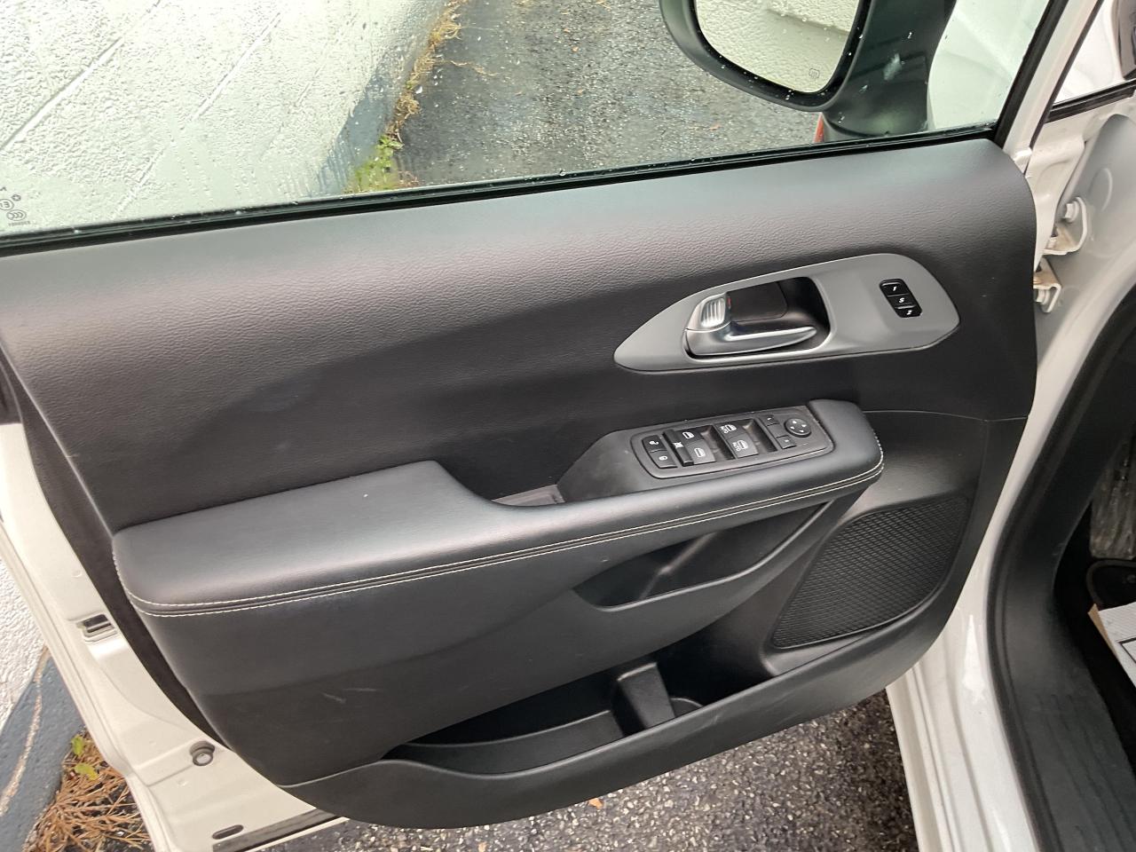 2023 Chrysler Pacifica Touring-L Front-Wheel Drive Passenger Van Photo