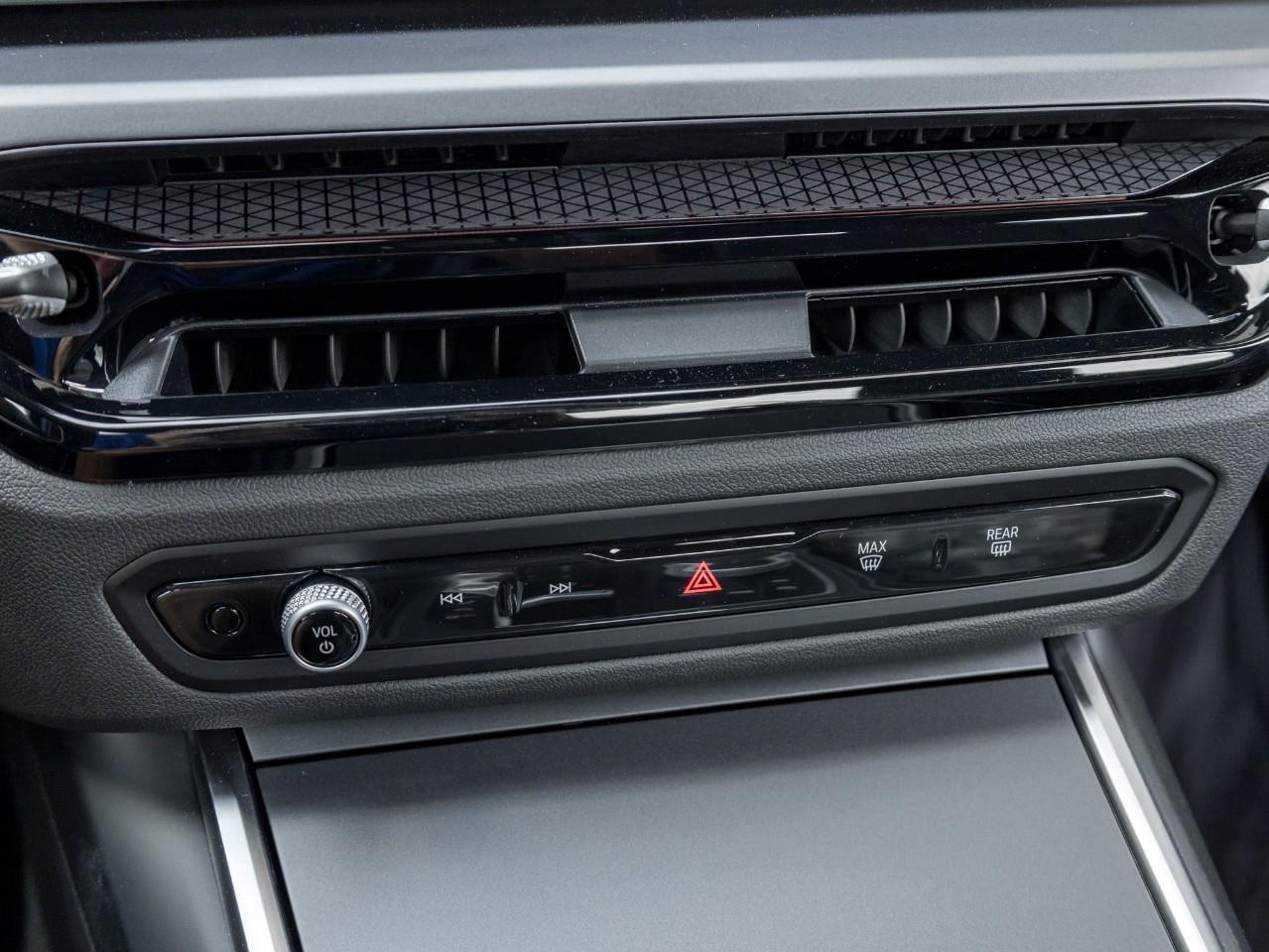 2025 BMW 330 i xDrive 4dr All-Wheel Drive Sedan Photo