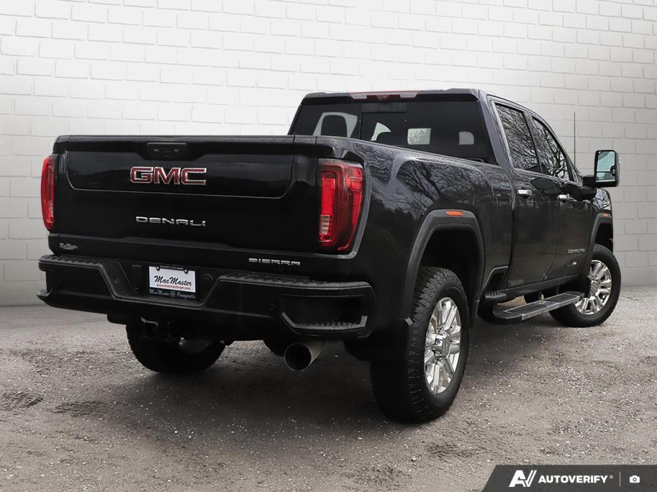 2023 GMC SIERRA 2500HD 4WD Crew Cab Standard Box Denali Photo