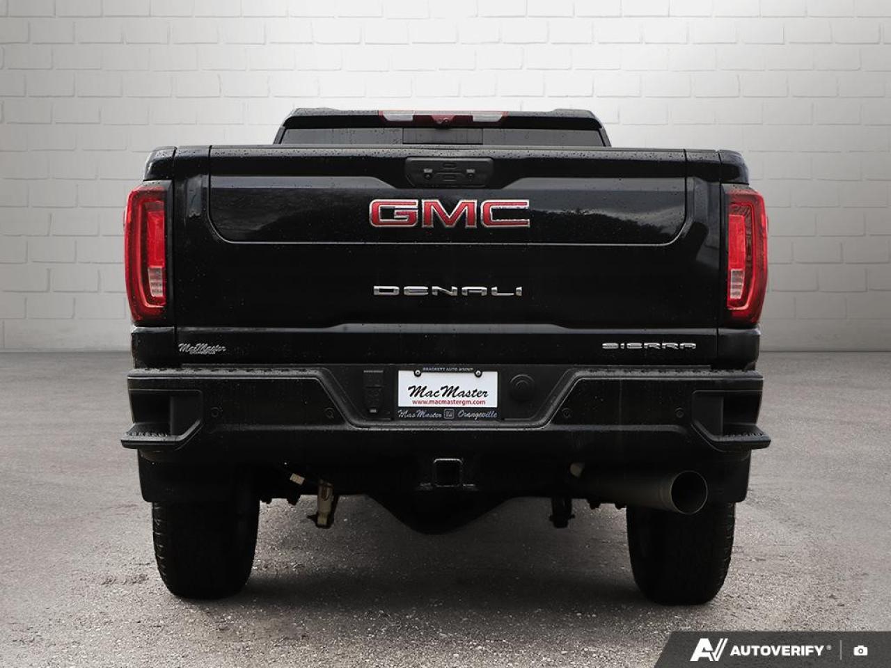 2023 GMC SIERRA 2500HD 4WD Crew Cab Standard Box Denali Photo