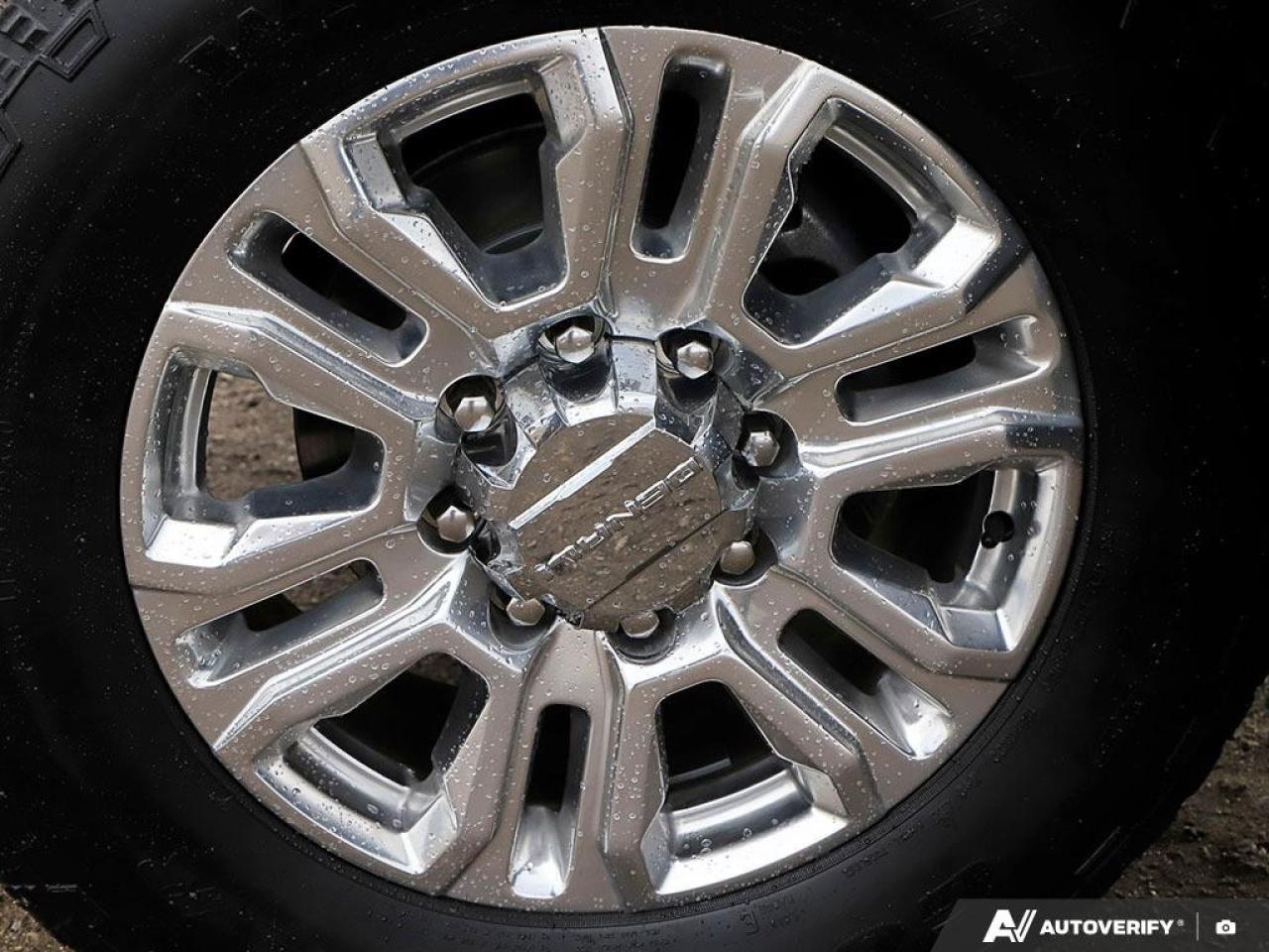 2023 GMC SIERRA 2500HD 4WD Crew Cab Standard Box Denali Photo