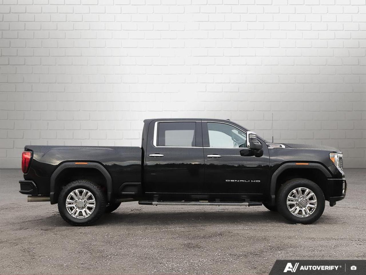 2023 GMC SIERRA 2500HD 4WD Crew Cab Standard Box Denali Photo