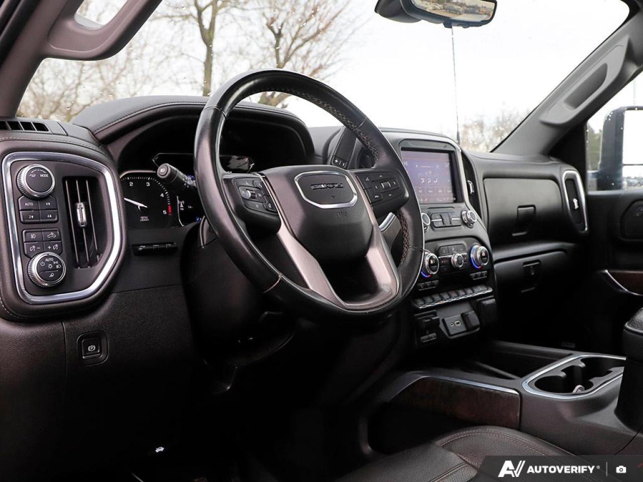 2023 GMC SIERRA 2500HD 4WD Crew Cab Standard Box Denali Photo