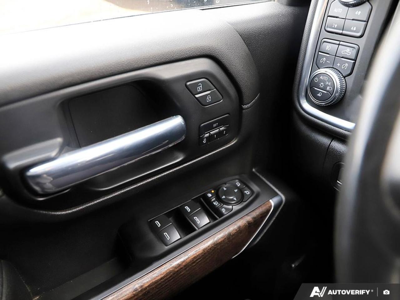 2023 GMC SIERRA 2500HD 4WD Crew Cab Standard Box Denali Photo