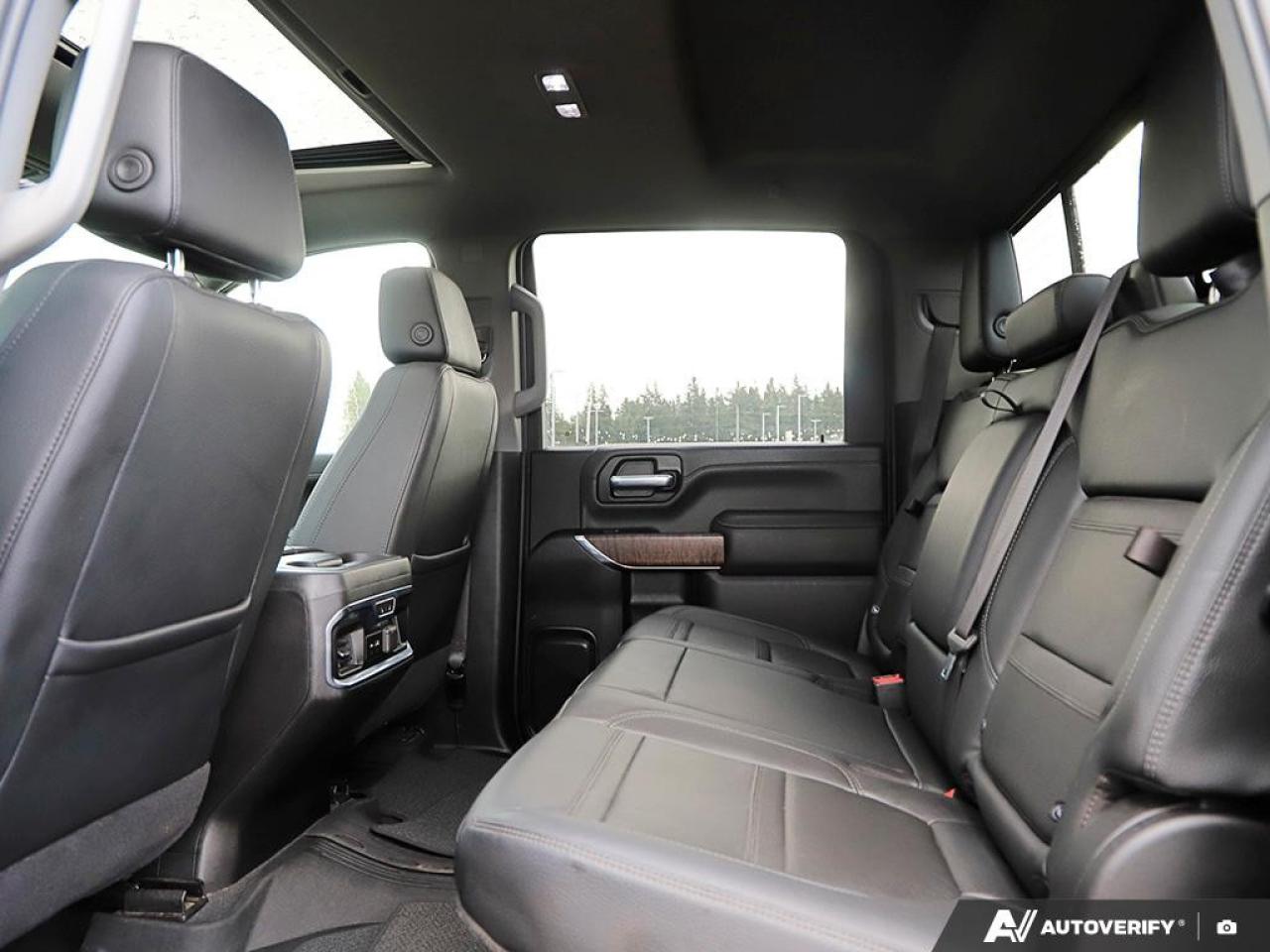 2023 GMC SIERRA 2500HD 4WD Crew Cab Standard Box Denali Photo