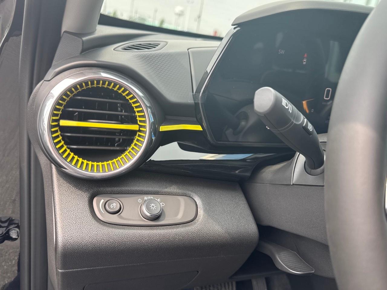 2025 Chevrolet Trax FWD 4dr ACTIV Photo