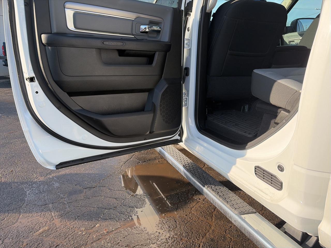 2022 RAM 1500 Classic SLT-LOADED-GOOD KM-CLEAN CARFAX Photo