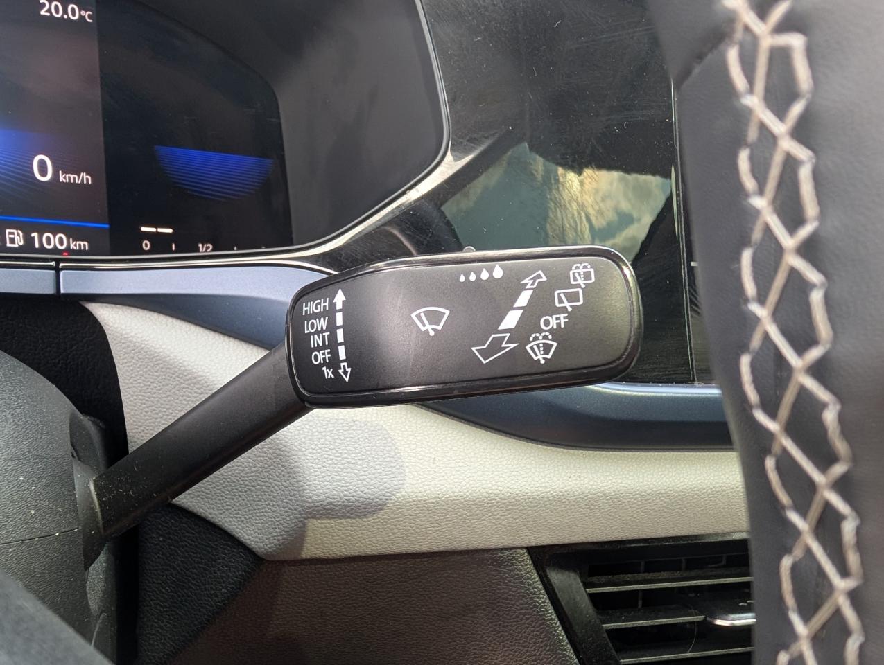 2022 Volkswagen Taos Comfortline 4dr All-Wheel Drive 4MOTION Photo