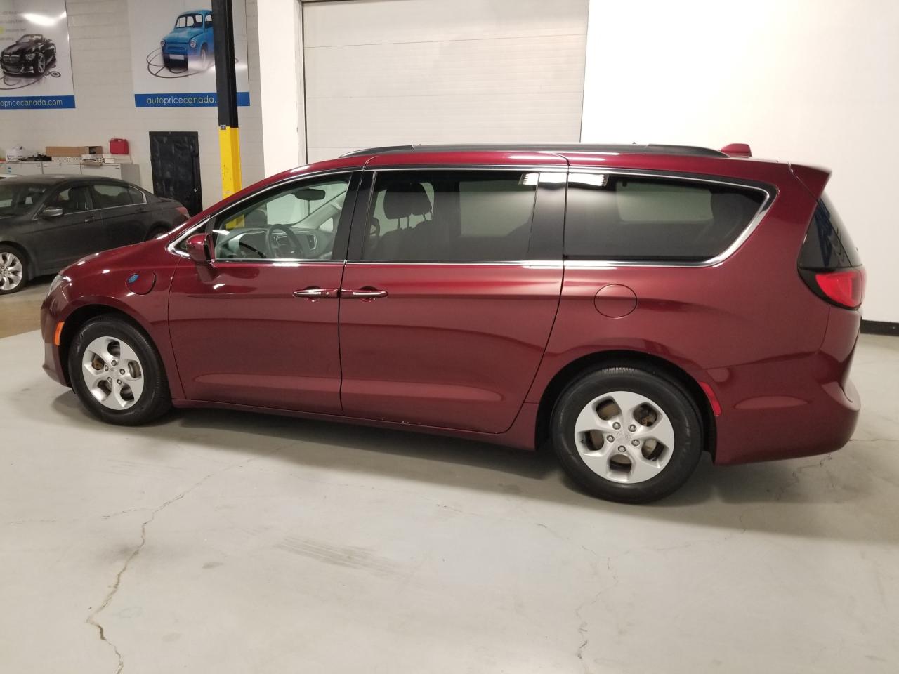 2018 Chrysler Pacifica Hybrid Touring Plus Passenger Van Photo3
