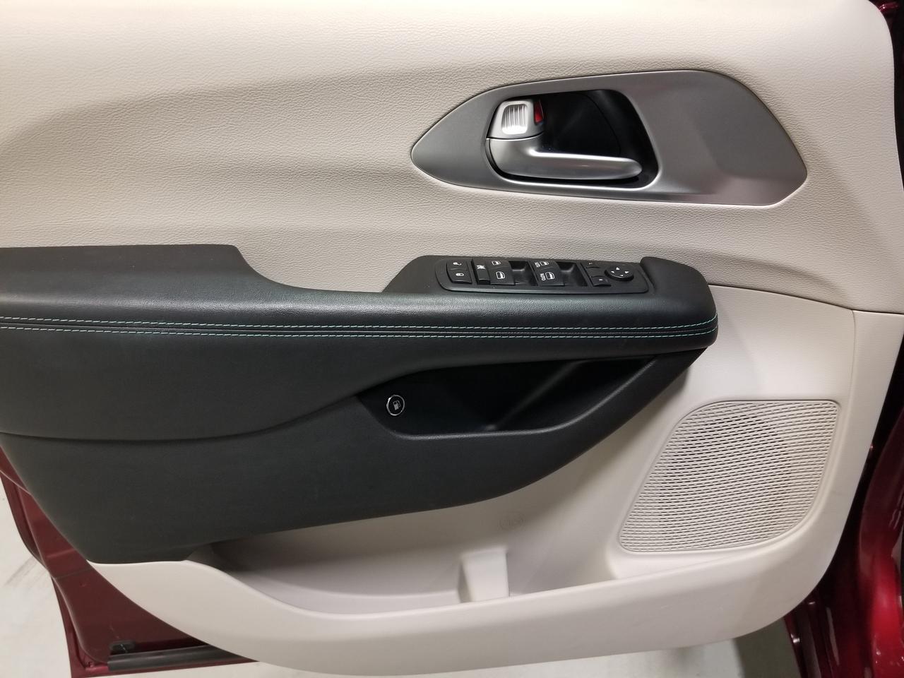 2018 Chrysler Pacifica Hybrid Touring Plus Passenger Van Photo