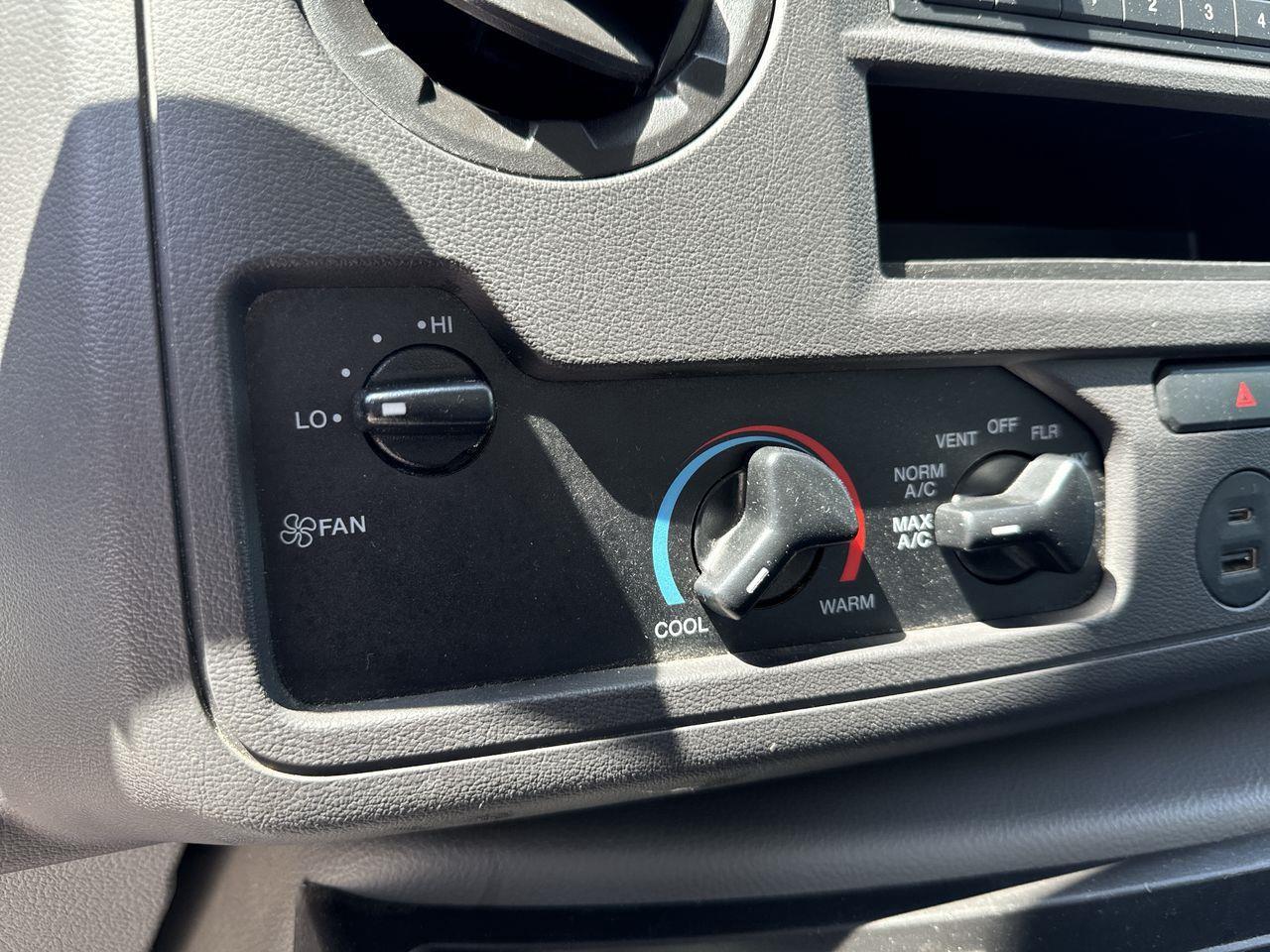 2022 Ford E-450  Photo