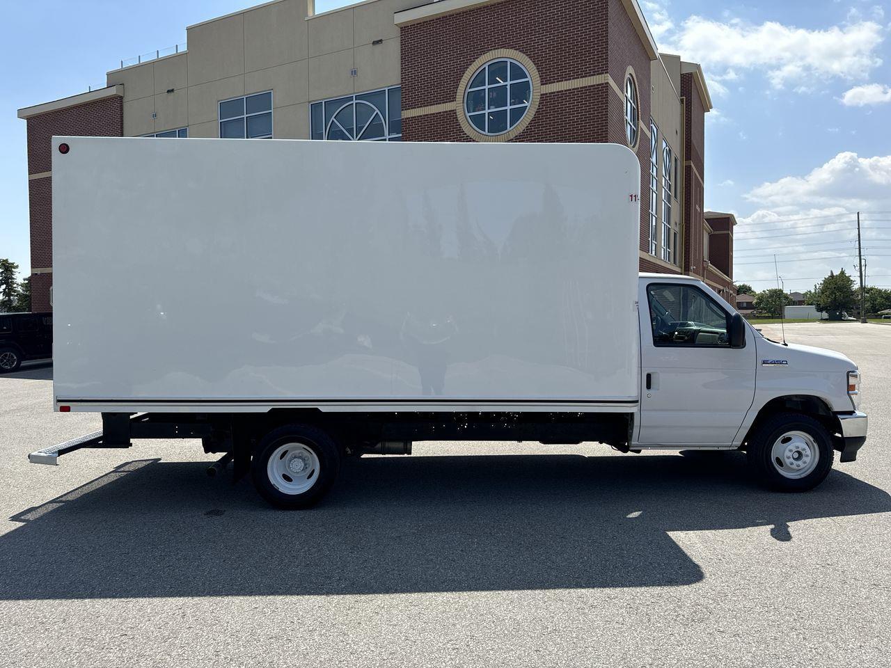 2022 Ford E-450  Photo