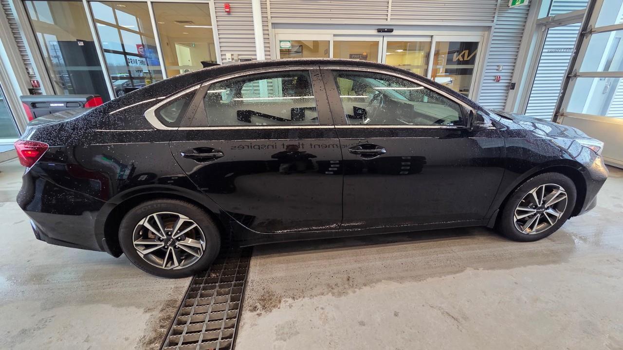 2023 Kia Forte EX 4dr Sedan Photo3