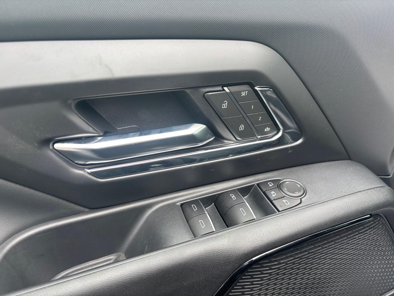 2025 Chevrolet Silverado EV e4WD Crew Cab Extended Range LT Photo2