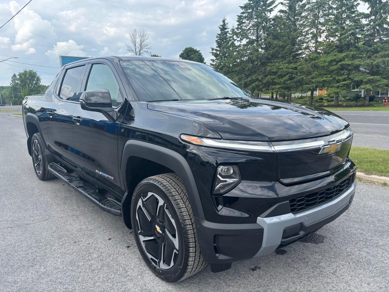 2025 Chevrolet Silverado EV e4WD Crew Cab Extended Range LT Photo