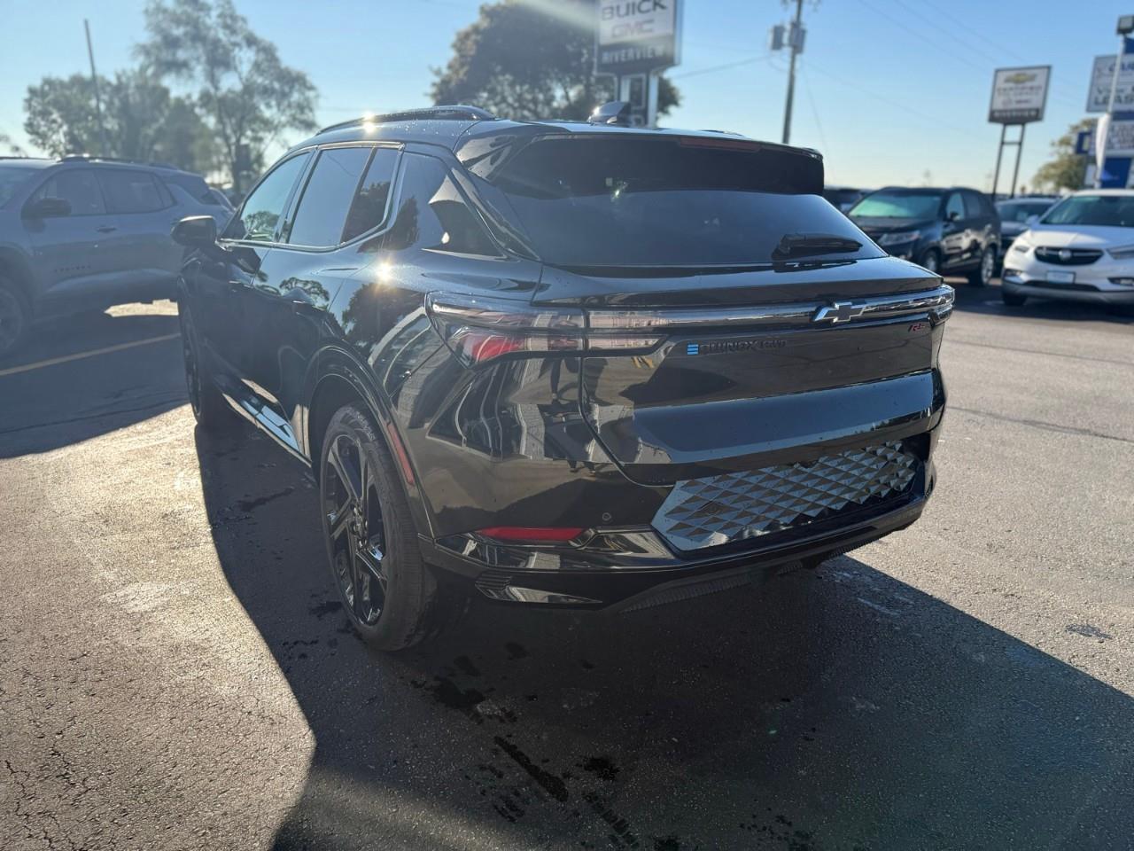 2025 Chevrolet Equinox EV RS 4dr Photo4