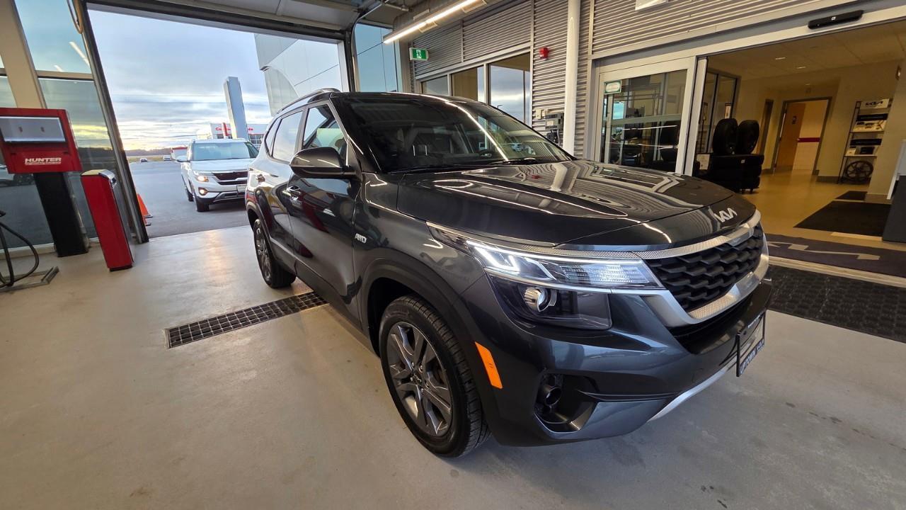 2023 Kia Seltos LX 4dr All-Wheel Drive Photo2