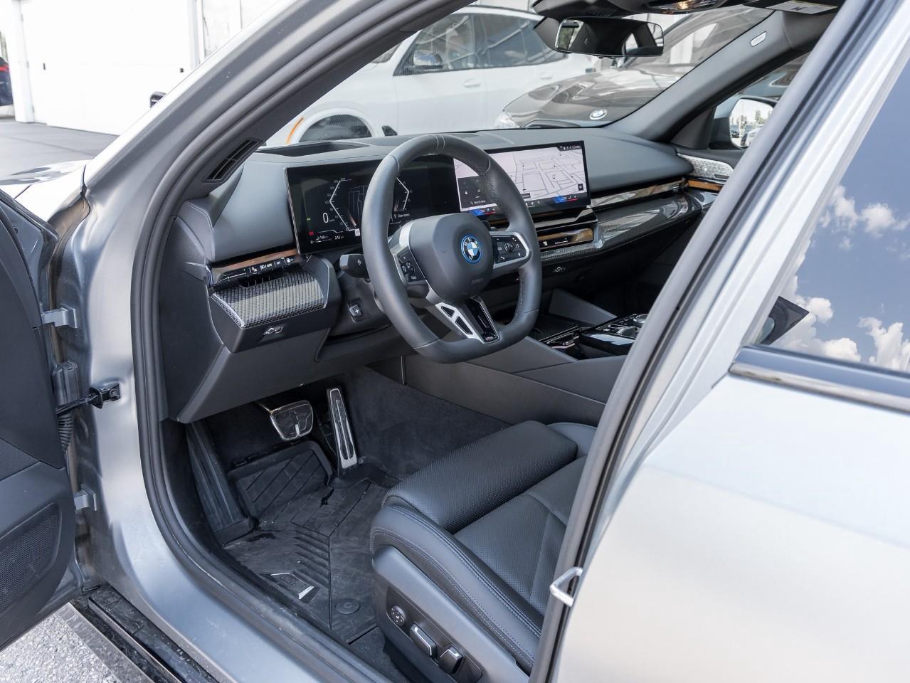 2025 BMW 550e xDrive 4dr All-Wheel Drive Sedan Photo