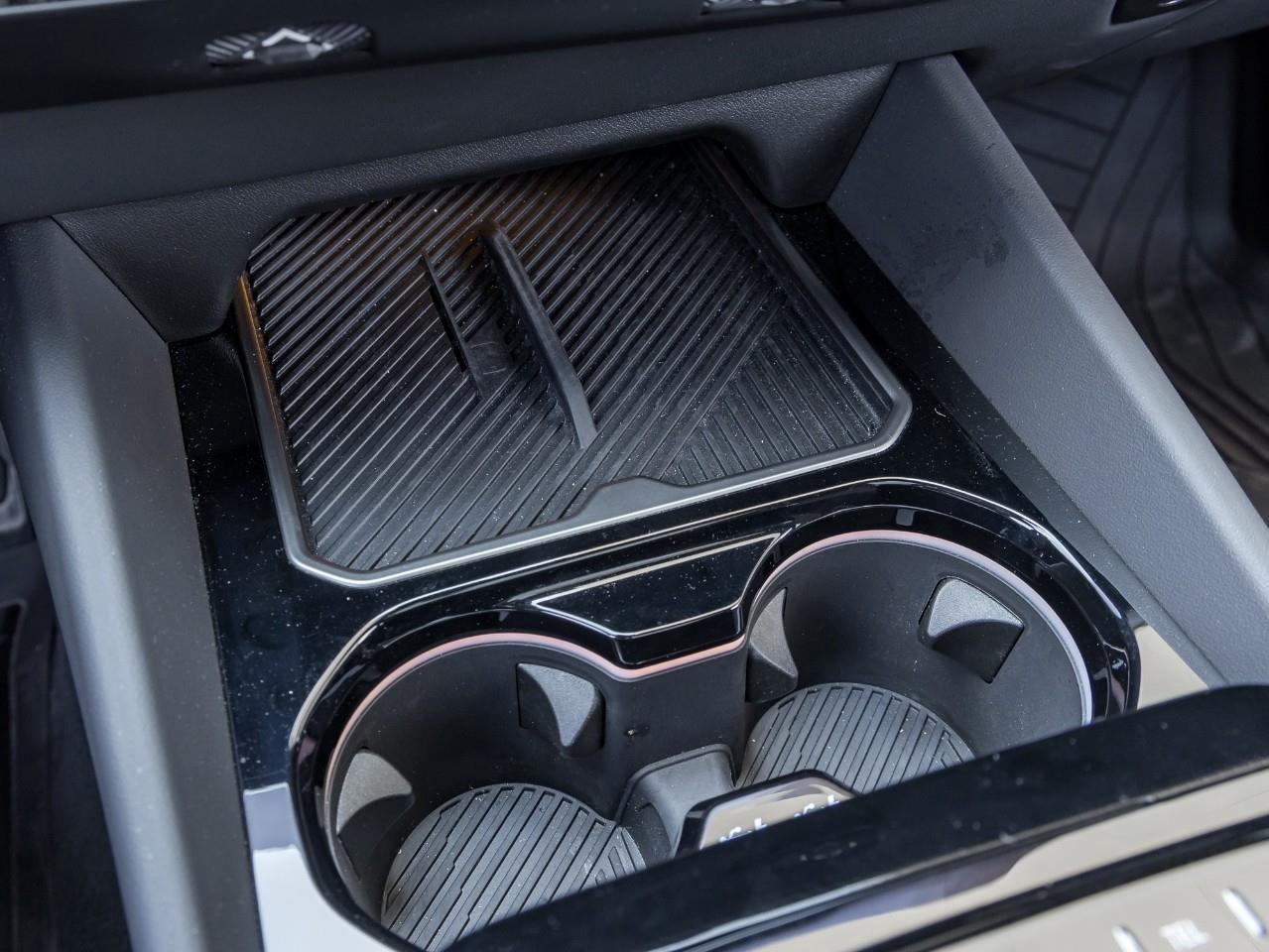 2025 BMW 550e xDrive 4dr All-Wheel Drive Sedan Photo