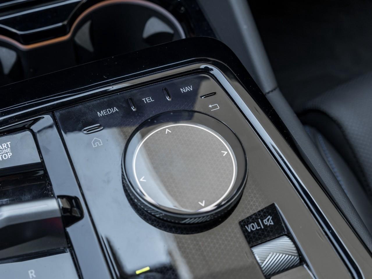 2025 BMW 550e xDrive 4dr All-Wheel Drive Sedan Photo