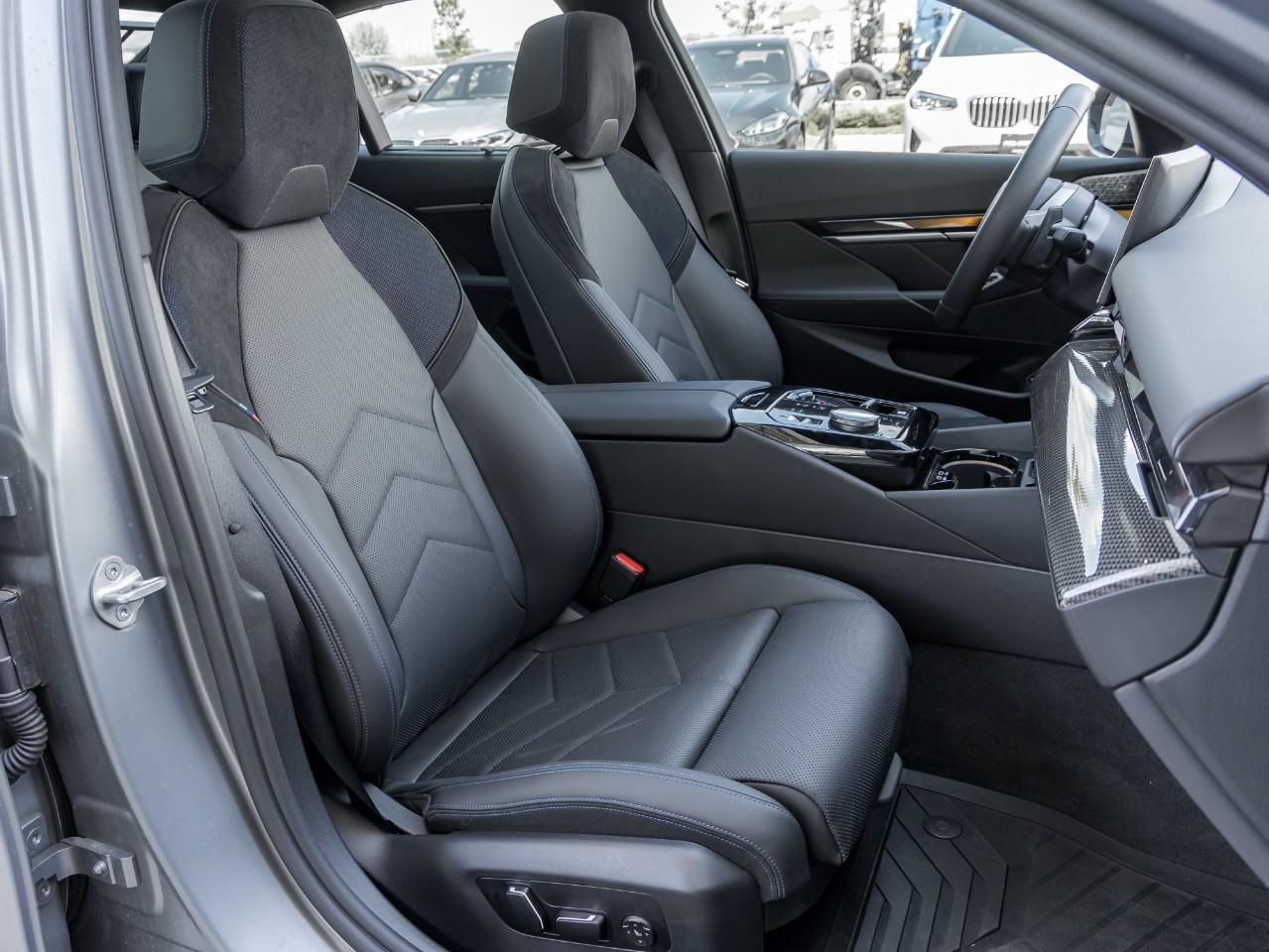 2025 BMW 550e xDrive 4dr All-Wheel Drive Sedan Photo