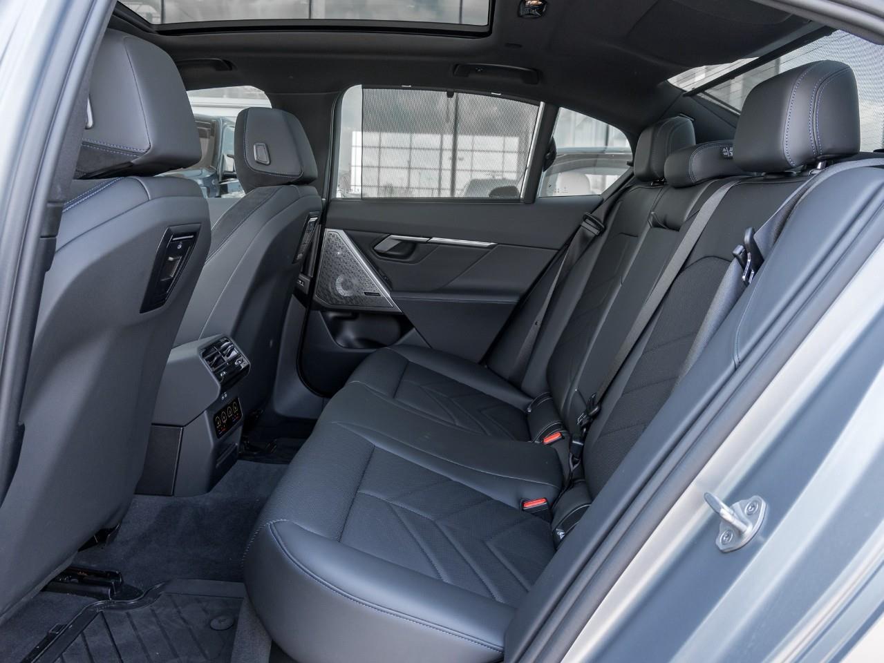 2025 BMW 550e xDrive 4dr All-Wheel Drive Sedan Photo