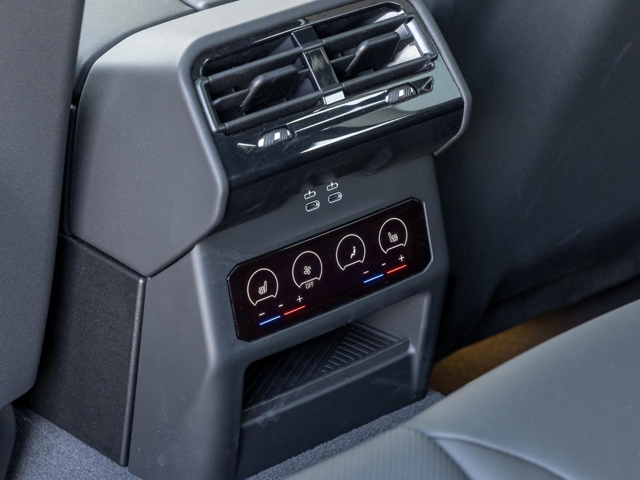 2025 BMW 550e xDrive 4dr All-Wheel Drive Sedan Photo