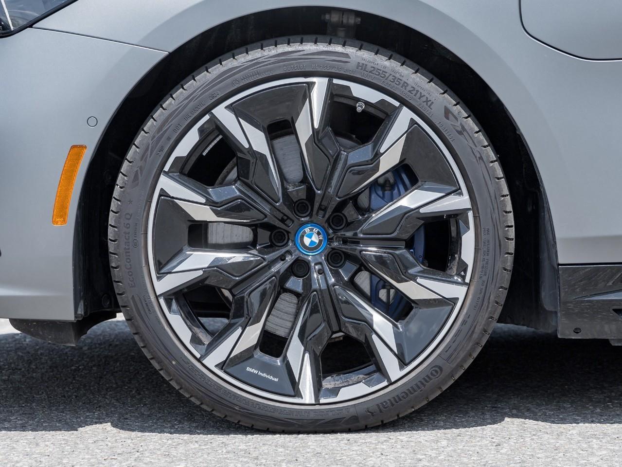 2025 BMW 550e xDrive 4dr All-Wheel Drive Sedan Photo3