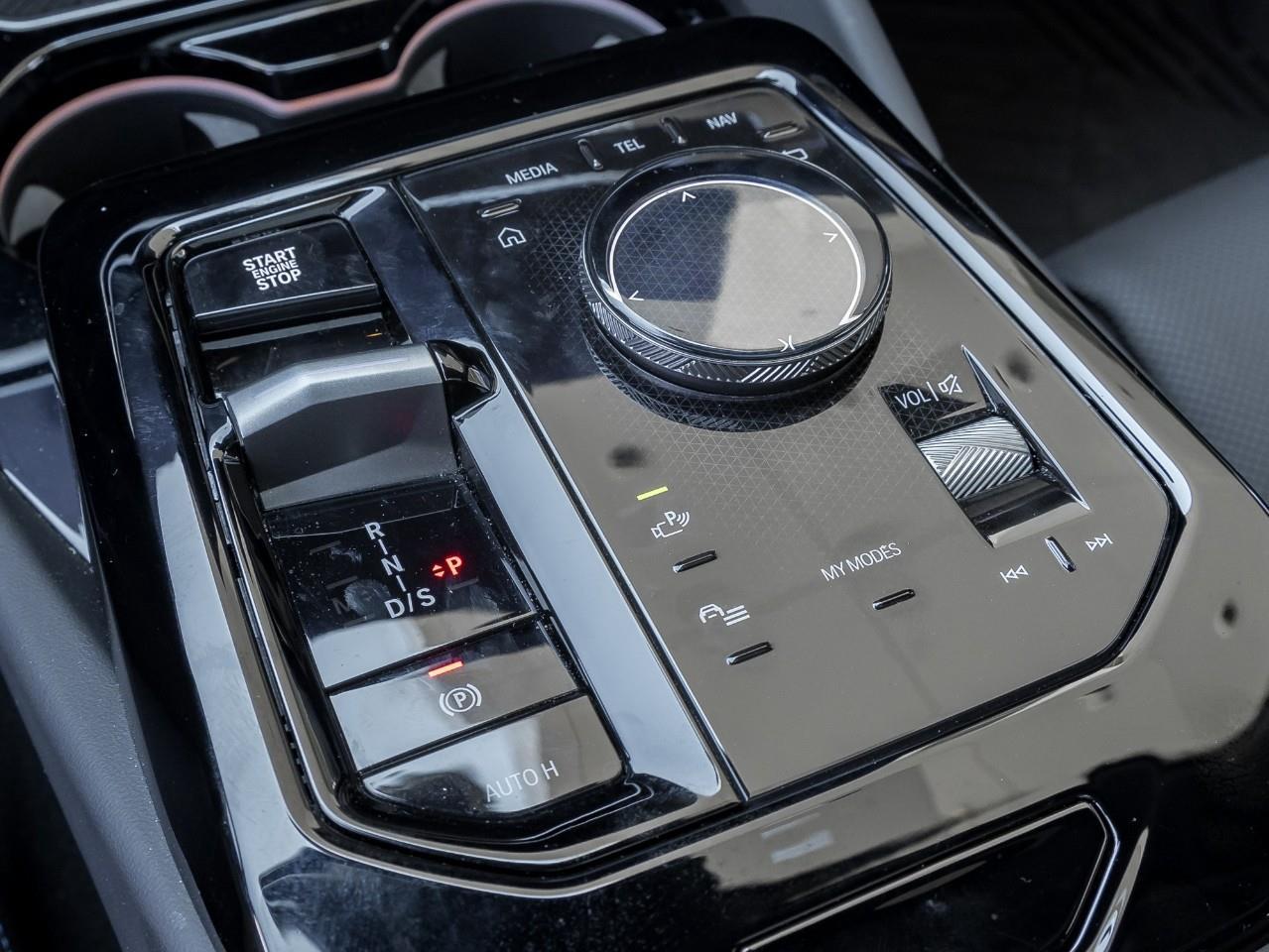 2025 BMW 550e xDrive 4dr All-Wheel Drive Sedan Photo