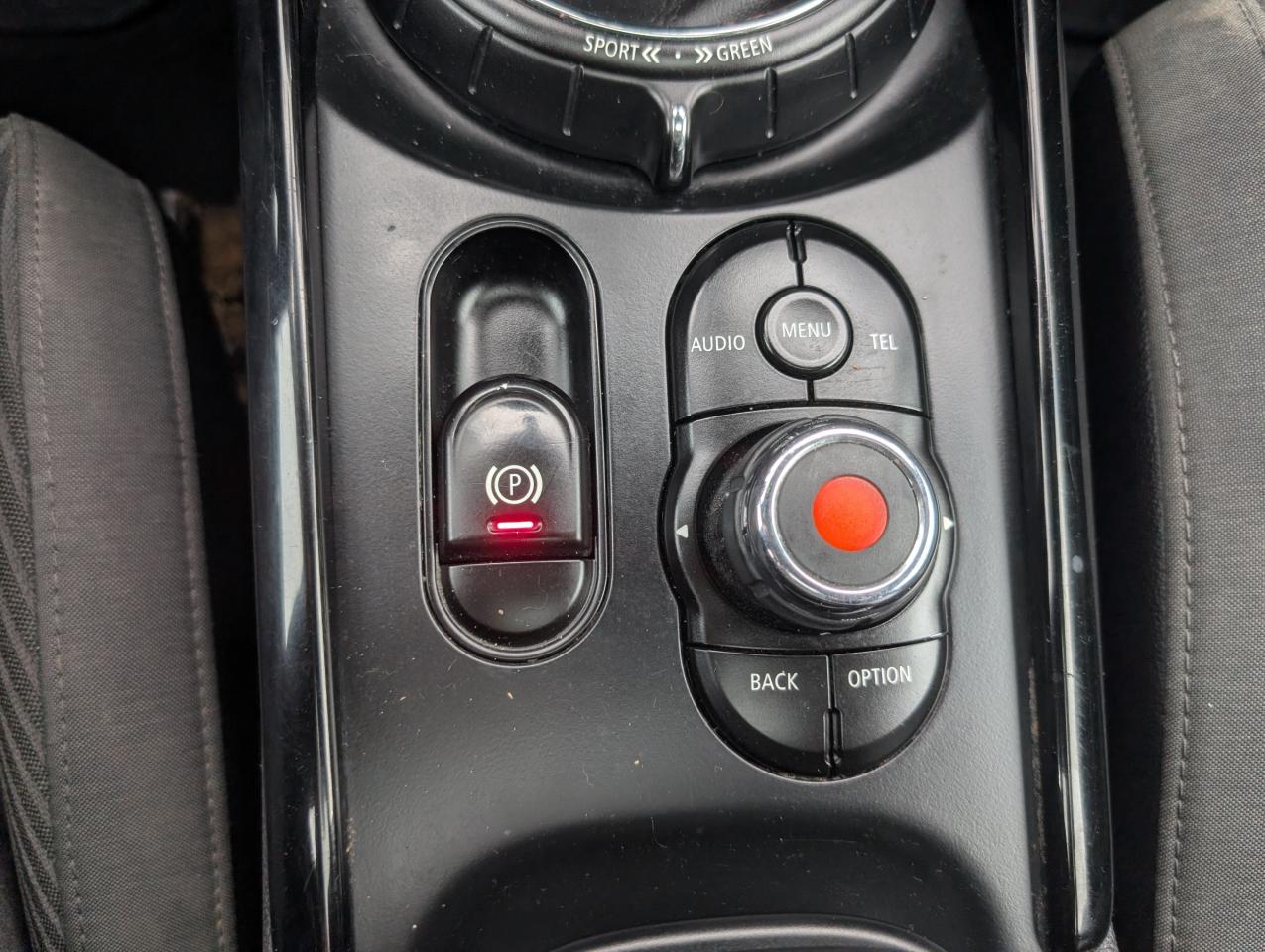 2016 MINI Clubman Cooper 4dr Front-Wheel Drive Photo