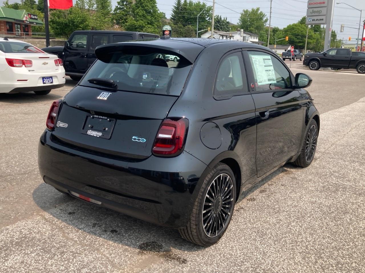 2025 Fiat 500E Base 2dr Hatchback Photo4