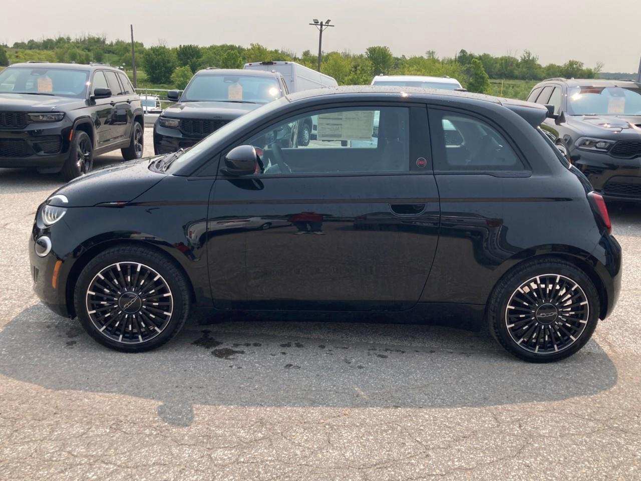 2025 Fiat 500E Base 2dr Hatchback Photo