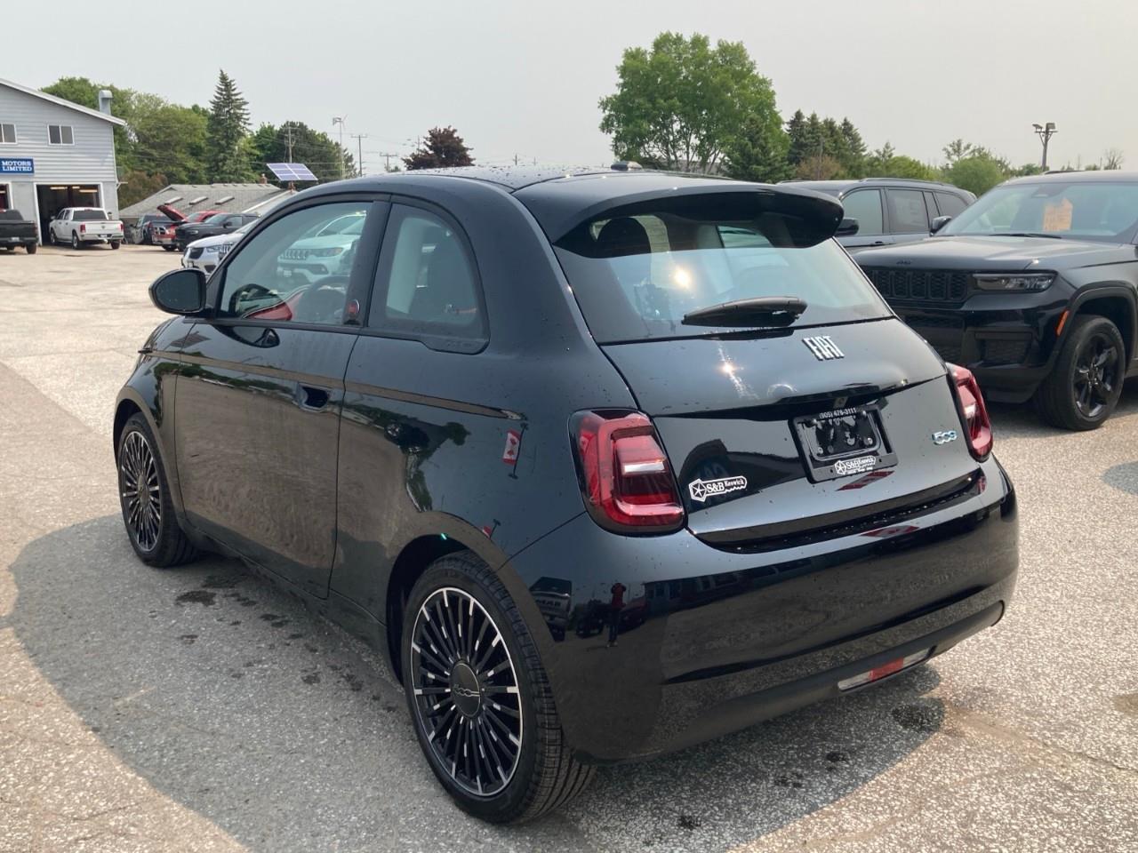 2025 Fiat 500E Base 2dr Hatchback Photo2