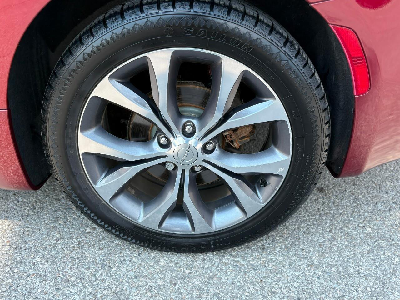 2017 Chrysler Pacifica Limited Passenger Van Photo2