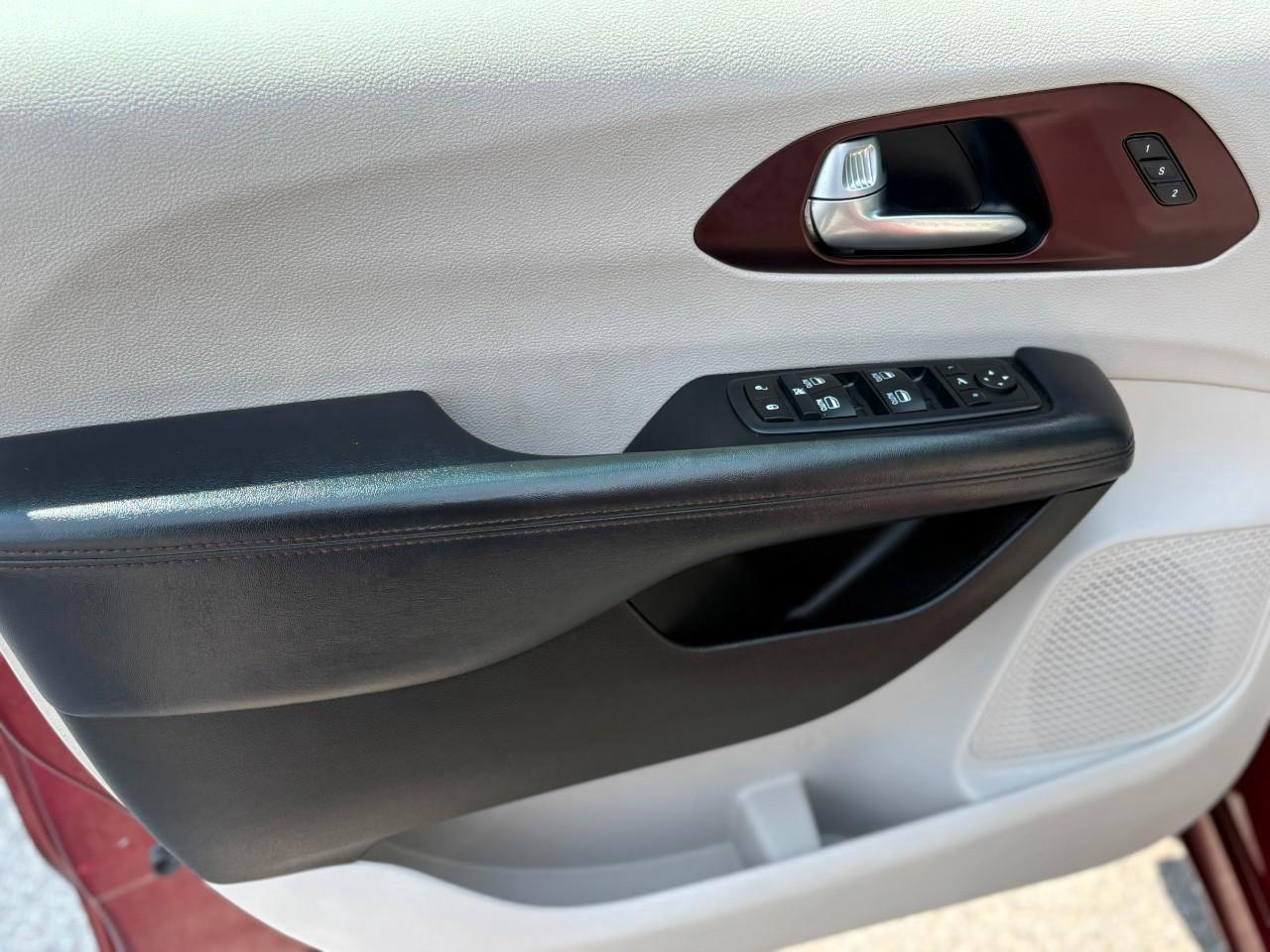 2017 Chrysler Pacifica Limited Passenger Van Photo