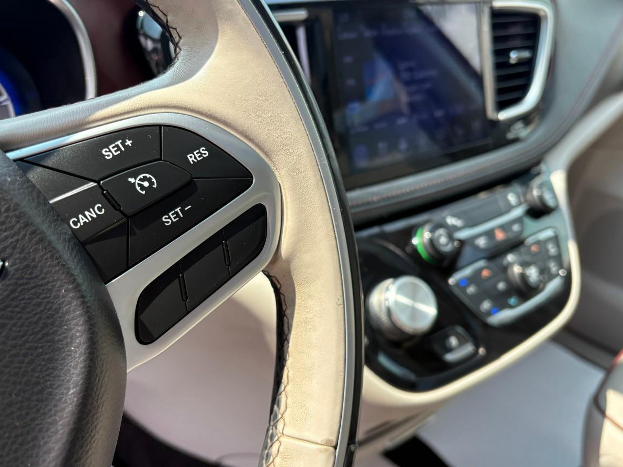 2017 Chrysler Pacifica Limited Passenger Van Photo