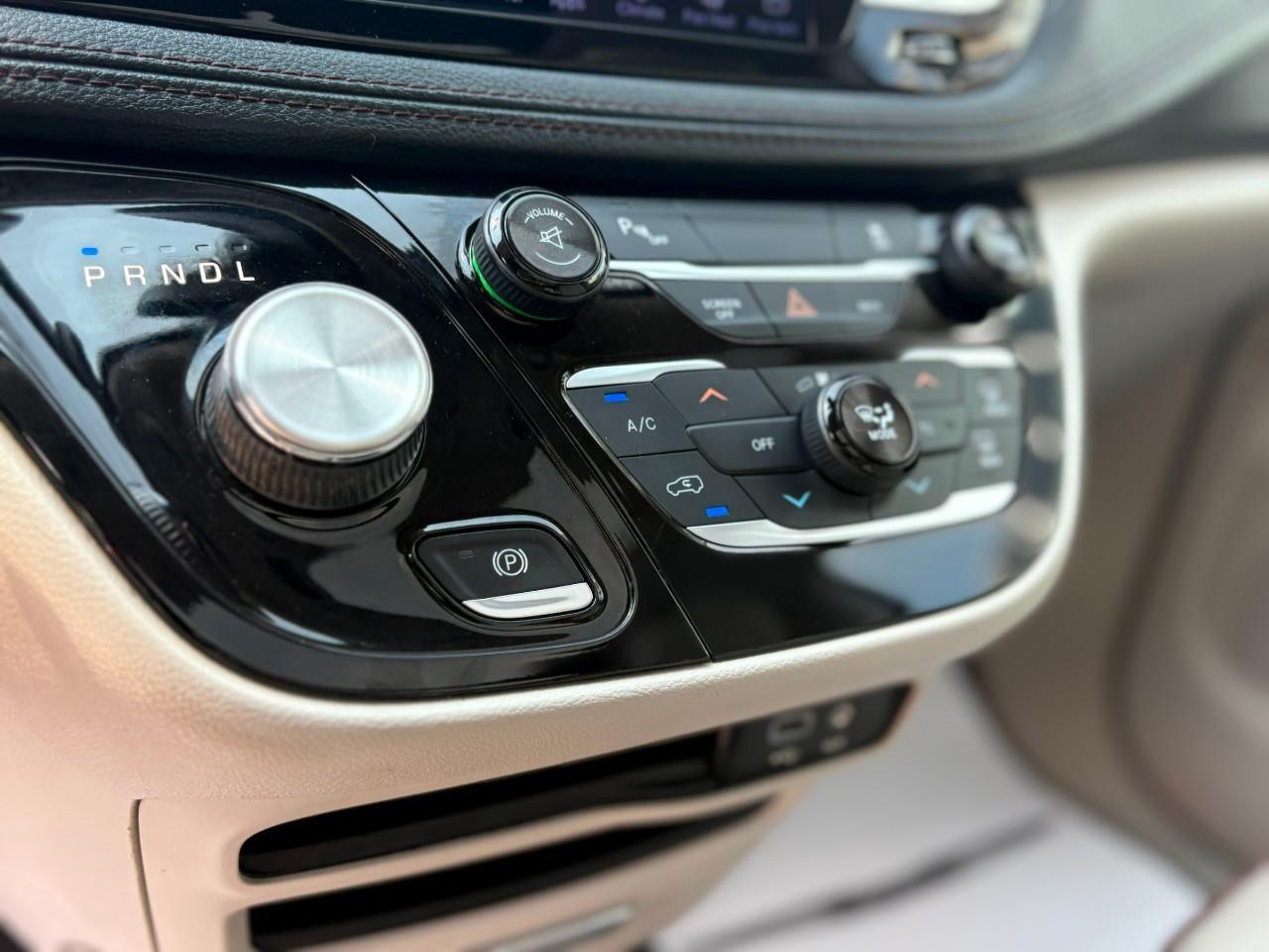 2017 Chrysler Pacifica Limited Passenger Van Photo