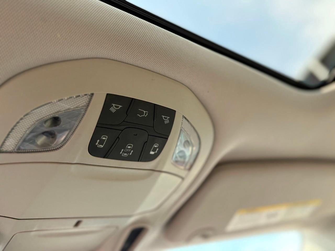 2017 Chrysler Pacifica Limited Passenger Van Photo