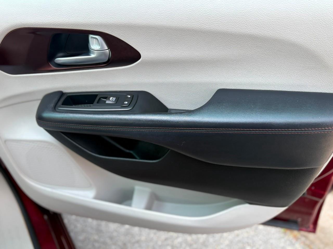 2017 Chrysler Pacifica Limited Passenger Van Photo