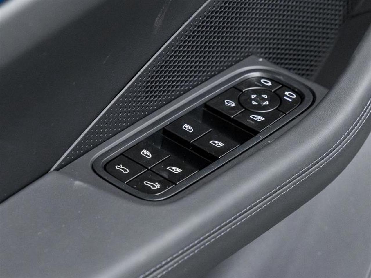 2025 Porsche Macan  Photo